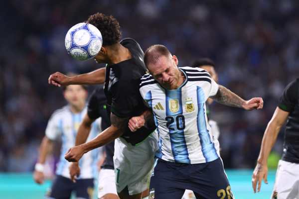 Alexis Mac Allister (d) disputa el balón con Yomar Rocha, durante el partido amistoso entre las selecciones de Argentina y Bolivia, en el estadio Mario Alberto Kempes en Córdoba (Argentina). EFE/ Ivana Maritano