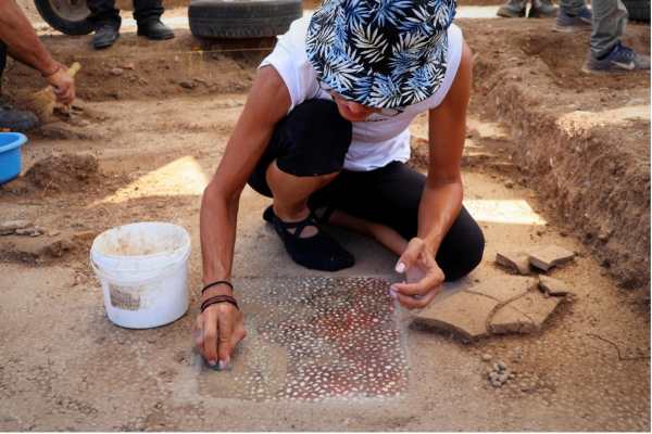 Una arqueóloga limpia un mosaico hallado en el suelo de una sala de banquetes descubierto en las excavaciones del yacimiento arqueólogico de Mieza, en el norte de Grecia, donde se ha identificado estuvo la escuela en la que el filósofo griego Aristóteles educó hace más de 2.300 años al joven Alejandro Magno. EFE/Ministerio de Cultura de Grecia SOLO USO EDITORIAL/SOLO DISPONIBLE PARA ILUSTRAR LA NOTICIA QUE ACOMPAÑA (CRÉDITO OBLIGATORIO)