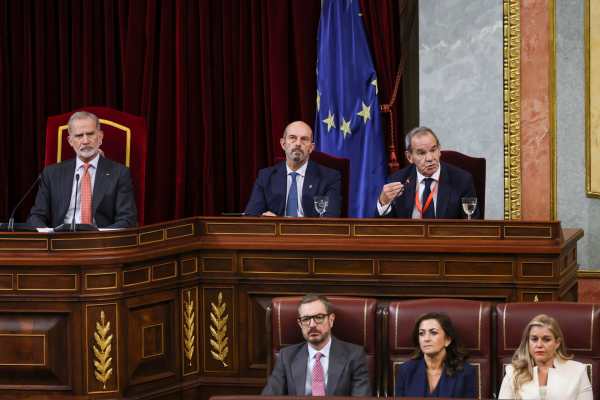 El secretario general iberoamericano, Andrés Allamand (d), interviene en la inauguración este jueves del XII Foro Parlamentario Iberoamericano en Madrid, presidida por el rey Felipe VI (i), y acompañados por el presidente del Senado español, Pedro Rollán (c), entre otras autoridades. EFE/ Kiko Huesca