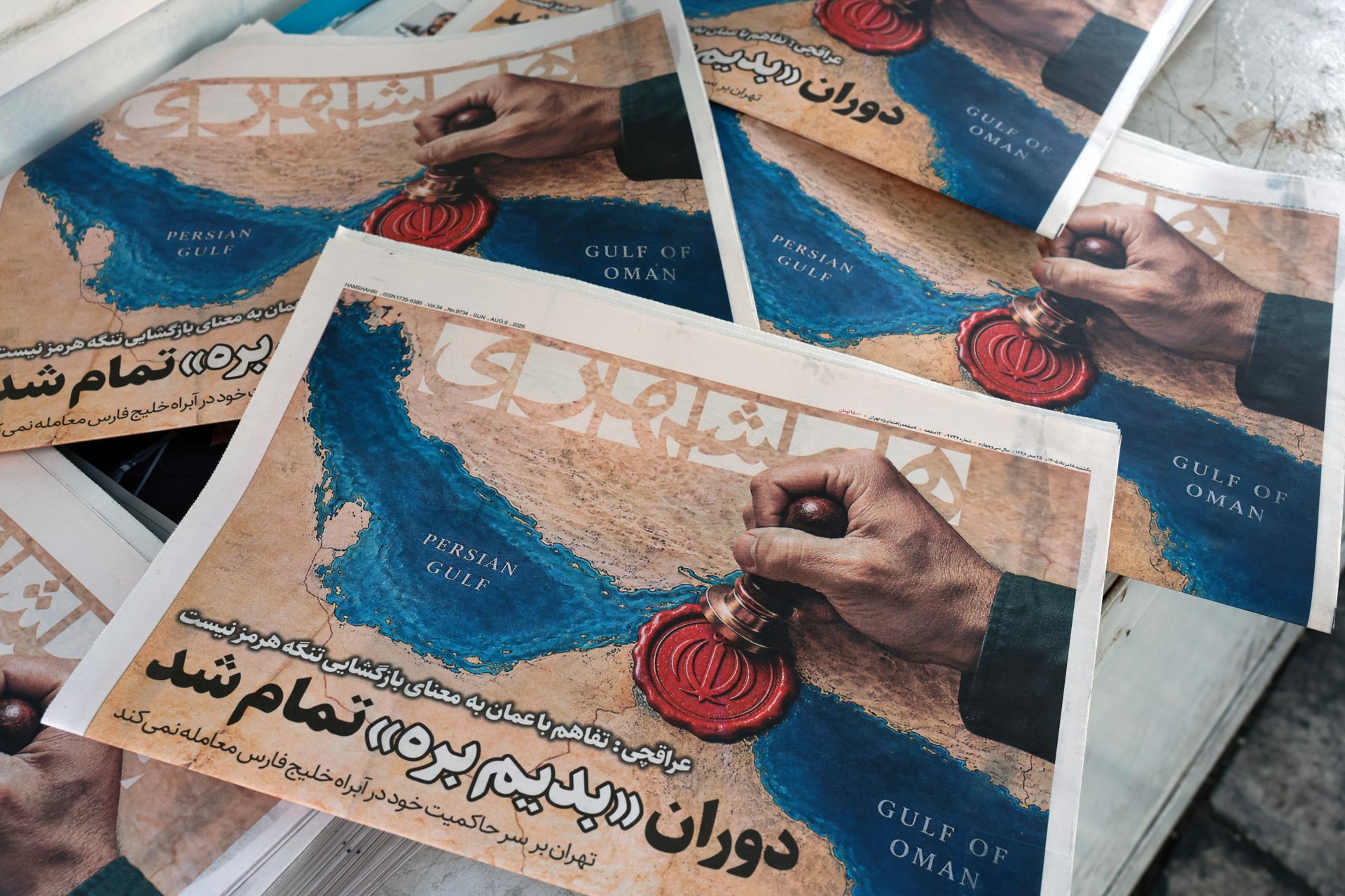 Imagen de archivo de ejemplares del diario iraní Hamshahri, que muestran una imagen del estrecho de Ormuz y un titular con declaraciones del ministro de Asuntos Exteriores de Irán, Abbas Araghchi: "El acuerdo con Omán no significa la reapertura del estrecho de Ormuz", se exhiben en un quiosco del centro de Teherán, Irán, el 9 de agosto de 2026.
EFE/EPA/ABEDIN TAHERKENAREH