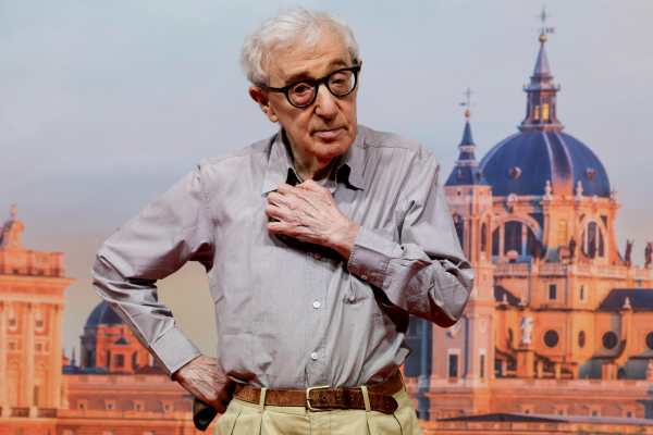 El director de cine estadounidense Woody Allen posa para los fotógrafos durante la presentación del rodaje de su nueva película, este jueves, en la Real Academia de Bellas Artes de San Fernando de Madrid. EFE/ J.J. Guillén