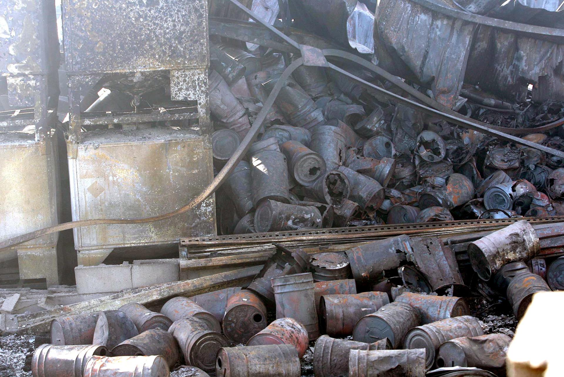 Vista de unos bidones oxidados de productos químicos en una imagen de archivo. EFE/Salvador Sas