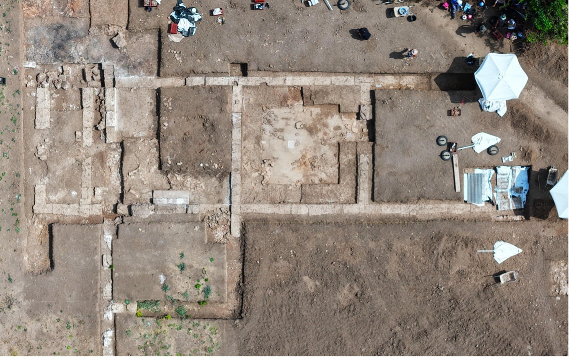 Vista aérea de un complejo de habitaciones que incluía una antesala y dos salas de banquetes que se descubrió en las excavaciones del yacimiento arqueólogico de Mieza, en el norte de Grecia, donde se ha identificado estuvo la escuela en la que el filósofo griego Aristóteles educó hace más de 2.300 años al joven Alejandro Magno. EFE/Ministerio de Cultura de Grecia SOLO USO EDITORIAL/SOLO DISPONIBLE PARA ILUSTRAR LA NOTICIA QUE ACOMPAÑA (CRÉDITO OBLIGATORIO)