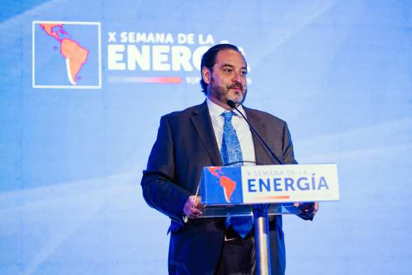 Fotografía cedida por la Organización Latinoamericana y Caribeña de Energía (OLACDE) del secretario ejecutivo de la organización, Andrés Rebolledo, hablando durante la Semana de la Energía en octubre de 2025, en Santiago de Chile (Chile). EFE/ OLACDE
