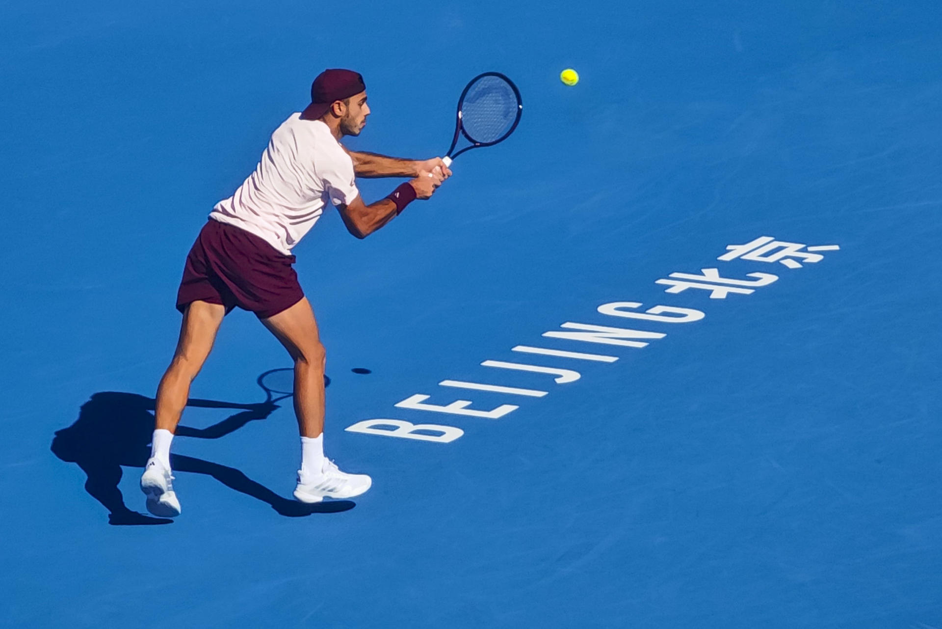 PEKÍN, 01/10/2026.- El tenista argentino Francisco Cerúndolo compite contra el neerlandés Boric van de Zandschulp en los dieciseisavos de final del Abierto de tenis de China celebrado en Pekín, China, este jueves. 
EFE/Guillermo Benavides