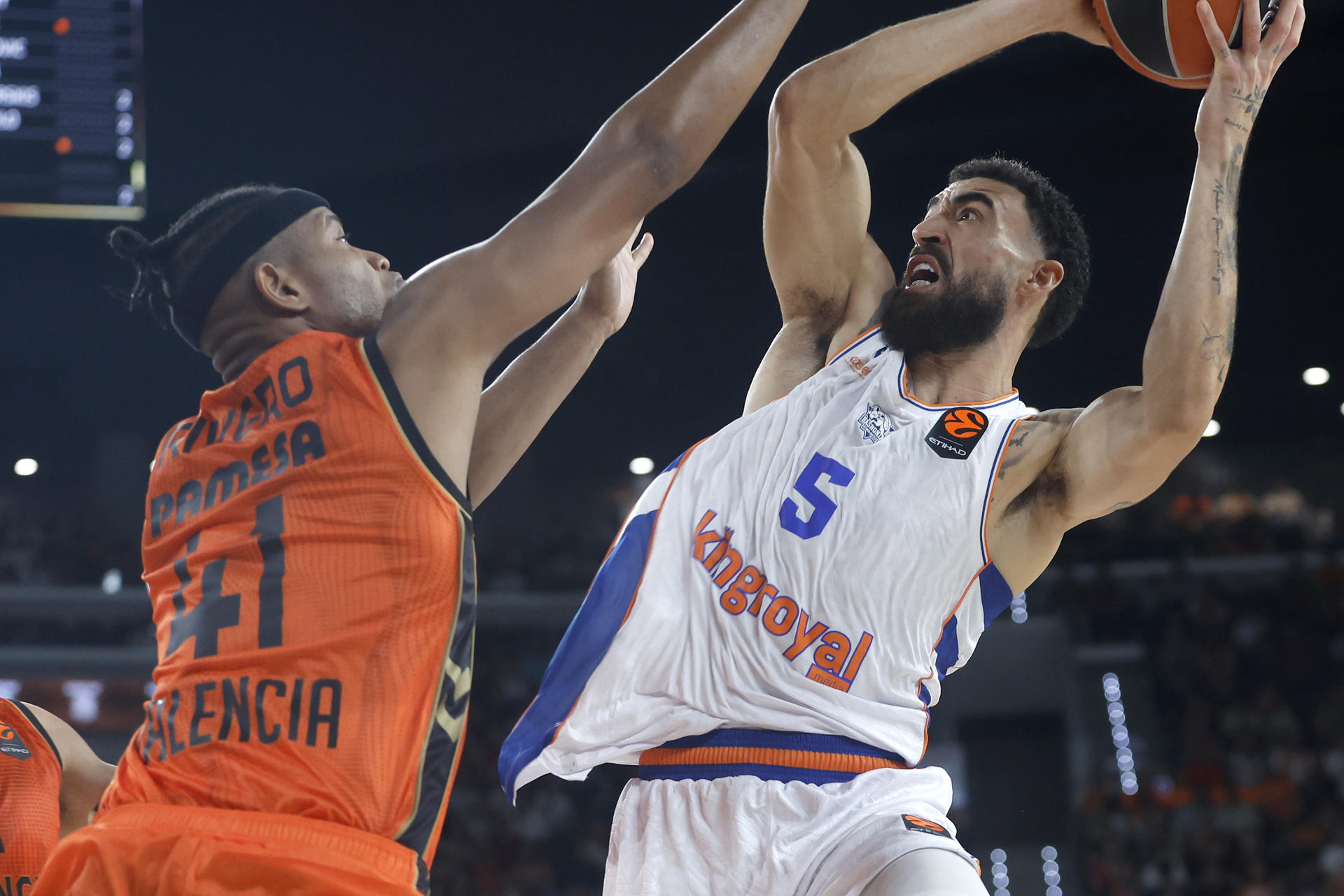 Fotografía del pasado 29 de septiembre, en la que puede verse al escolta del Baskonia Chris Duarte (d) entrando a canasta ante el pívot del Valencia Jasiel Rivero (i) durante el encuentro de Euroliga entre Valencia Basket y Baskonia. EFE/ Miguel Ángel Polo