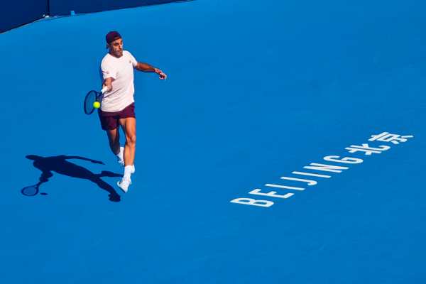 El tenista argentino Francisco Cerúndolo compite contra el neerlandés Boric van de Zandschulp en los dieciseisavos de final del Abierto de tenis de China celebrado en Pekín, China, este jueves. EFE/Guillermo Benavides