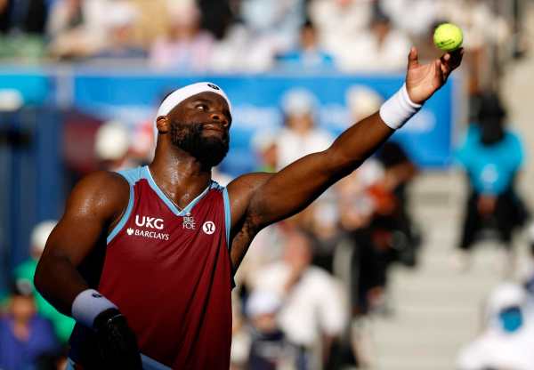 El estadounidense Frances Tiafoe sirve durante su partido contra el japonés Kei Nishikori of Japan during his round of 32 match of the Japan Open tennis tournament at Ariake Colosseum in Tokyo, Japan, 01 October 2026. Nishikori, who has announced his retirement at the end of this season, lost the match. (Tenis, Japón, Tokio) EFE/EPA/FRANCK ROBICHON