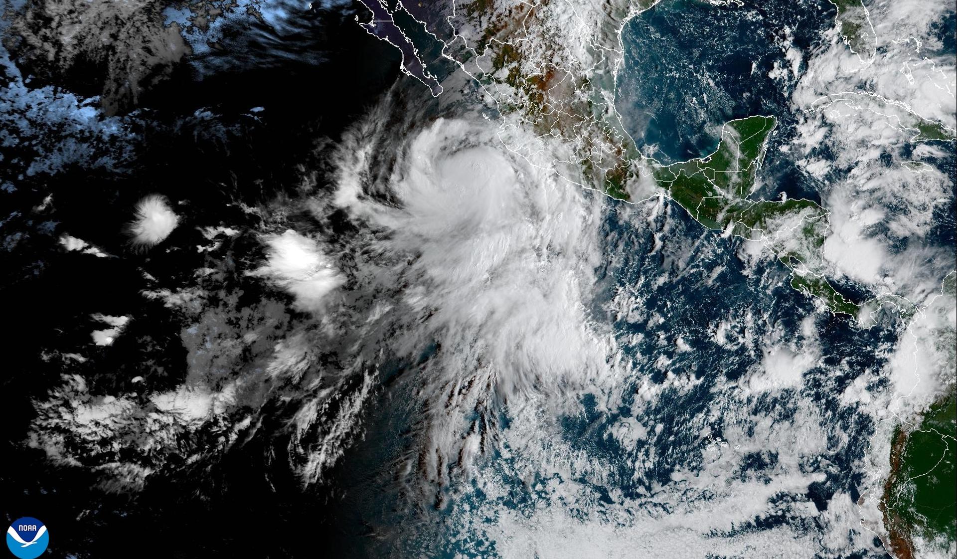 Fotografía satelital tomada el miércoles cedida por la Oficina Nacional de Administración Oceánica y Atmosférica (NOAA) a través del Centro Nacional de Huracanes (NHC) estadounidense donde se muestra la tormenta tropical Rachel frente a las costas mexicanas en el Pacífico. EFE/NOAA-NHC /SOLO USO EDITORIAL /NO VENTAS /SOLO DISPONIBLE PARA ILUSTRAR LA NOTICIA QUE ACOMPAÑA /CRÉDITO OBLIGATORIO