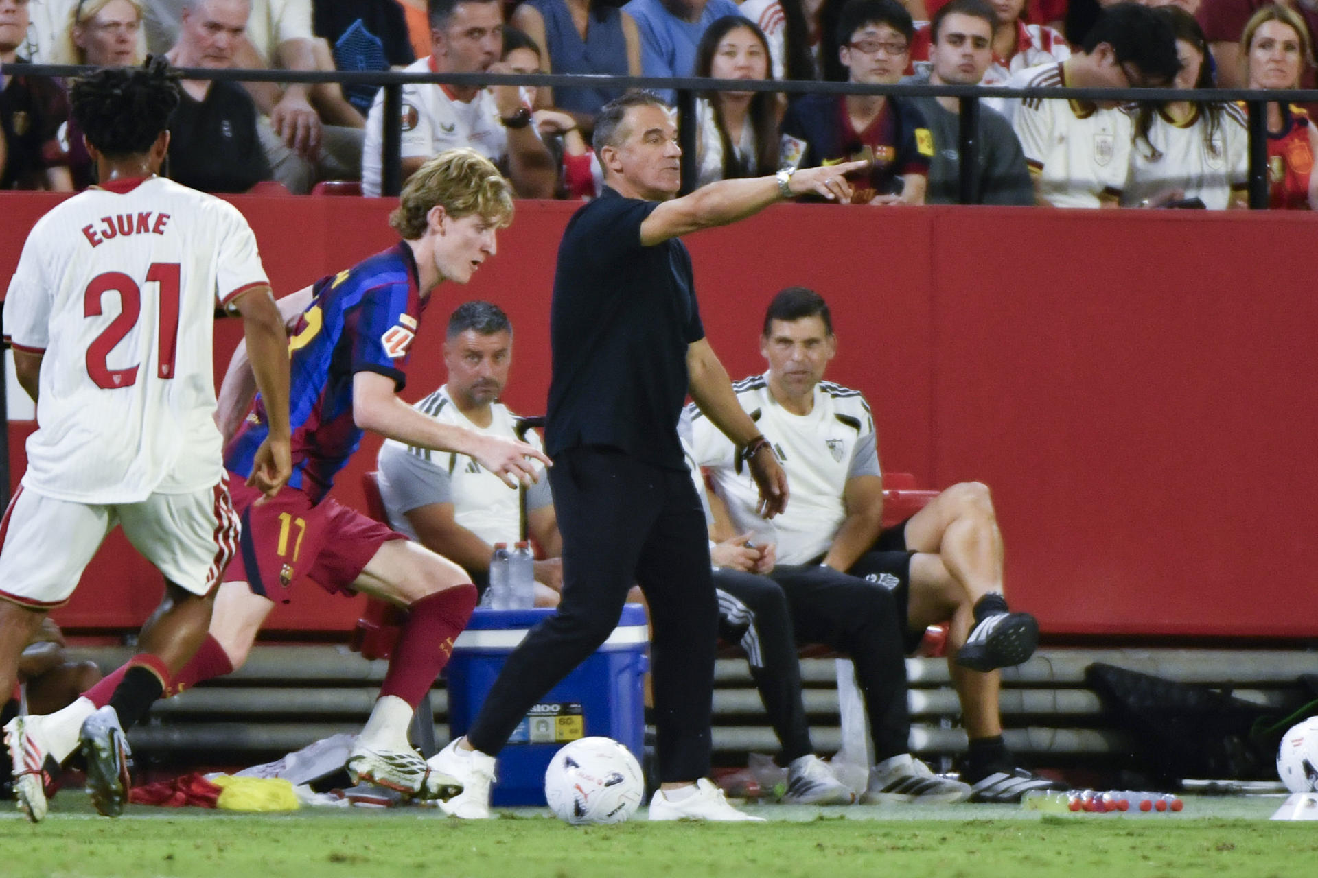 Fotografía del pasado 19 de septiembre, en la que puede verse al entrenador del Sevilla, Luis García (d), durante un partido de LaLiga. EFE/Raúl Caro