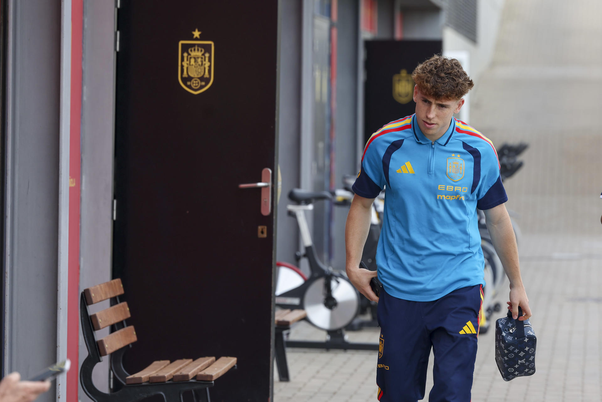 El jugador de la selección española de fútbol Víctor Muñoz ofrece una rueda de prensa en la Ciudad del Fútbol de Las Rozas, en Madrid, este jueves. Tras su espectacular inicio en el torneo, con victorias ante Inglaterra en Londres (2-3) y Croacia en Sevilla (4-1), la selección española se prepara para su tercer compromiso en la Liga de Naciones, el sábado en Oviedo ante la República Checa.