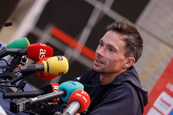 Fotografía del pasado 20 de agosto, en la que puede verse al ciclista esloveno Primoz Roglic, durante una rueda de prensa en la Vuelta a España. EFE/ Javier Lizón