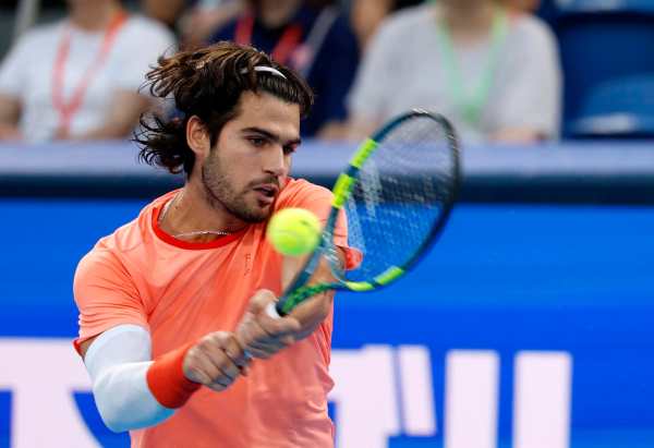 El español Carlos Alcaraz durante su partido ante el estadounidense Alex Michelsen, en el Abierto de Tokio. EFE/EPA/FRANCK ROBICHON
