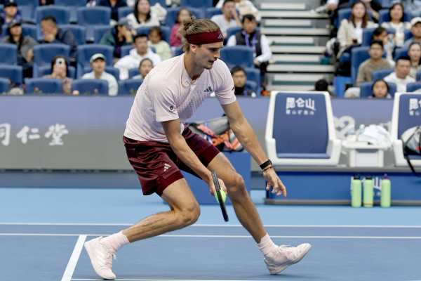 El alemán Alexander Zverev devuelve una bola durante el partido contra el británico Cameron Norrie, en el Abierto de Pekín.EFE/EPA/ANDRES MARTINEZ CASARES