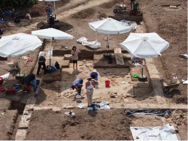 Arqueólogos griegos trabajan en el yacimiento arqueólogico de Mieza, en el norte de Grecia, en la que el filósofo griego Aristóteles educó hace más de 2.300 años al joven Alejandro Magno. EFE/Ministerio de Cultura de Grecia SOLO USO EDITORIAL/SOLO DISPONIBLE PARA ILUSTRAR LA NOTICIA QUE ACOMPAÑA (CRÉDITO OBLIGATORIO)