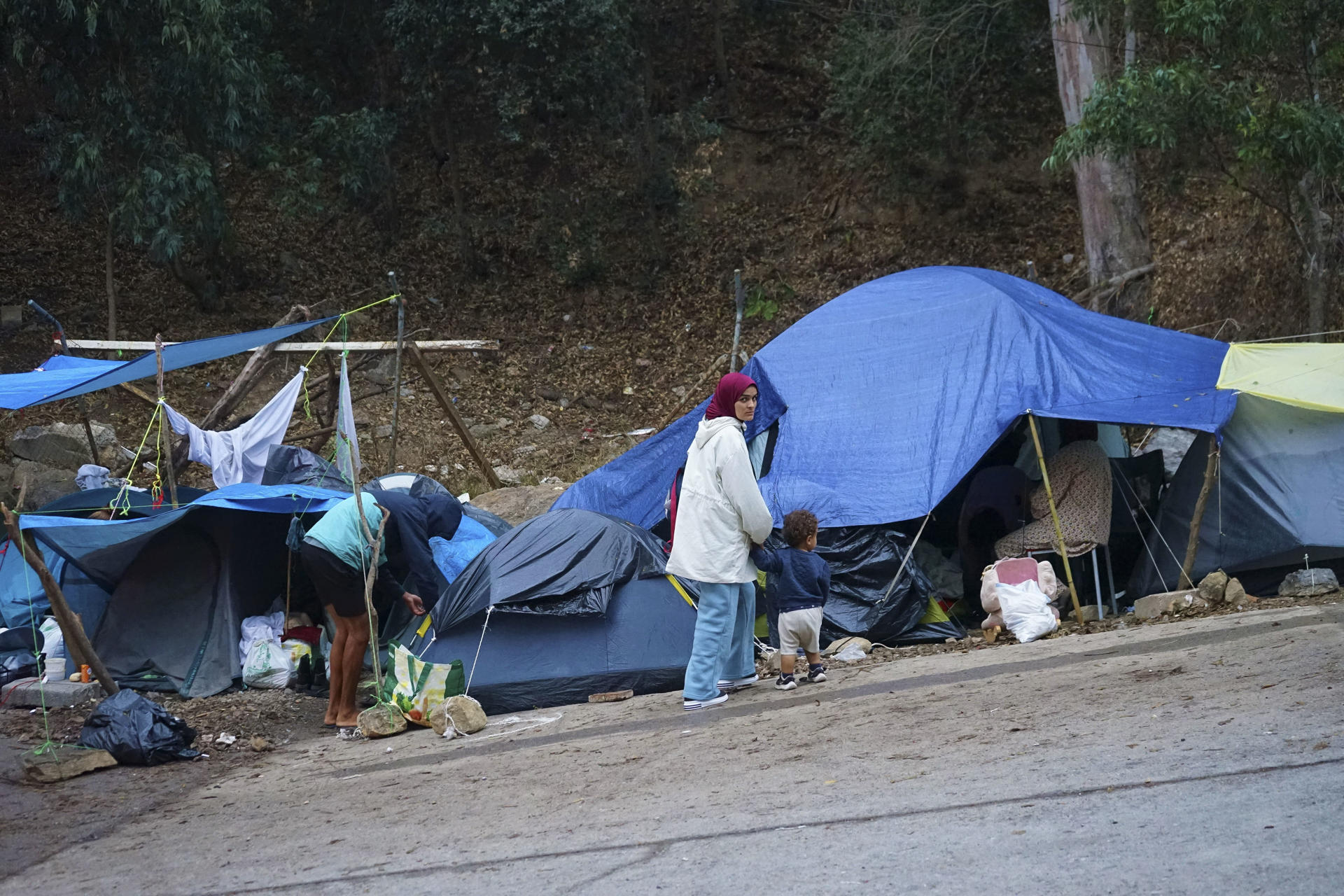 Mujeres migrantes malviven en tiendas de campaña en Ceuta, sufriendo la lluvia y el barro y sin querer  regresar a Marruecos tras la entrada masiva d finales de julio. EFE/ María Alonso