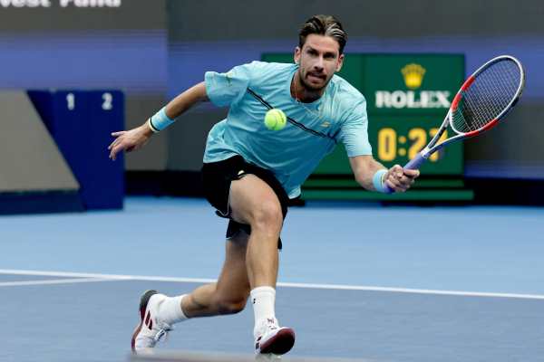 El británico Cameron Norrie, en acción durante su partido contra el alemán Alexander Zverev, en el Abierto de Pekín.EFE/EPA/ANDRES MARTINEZ CASARES
