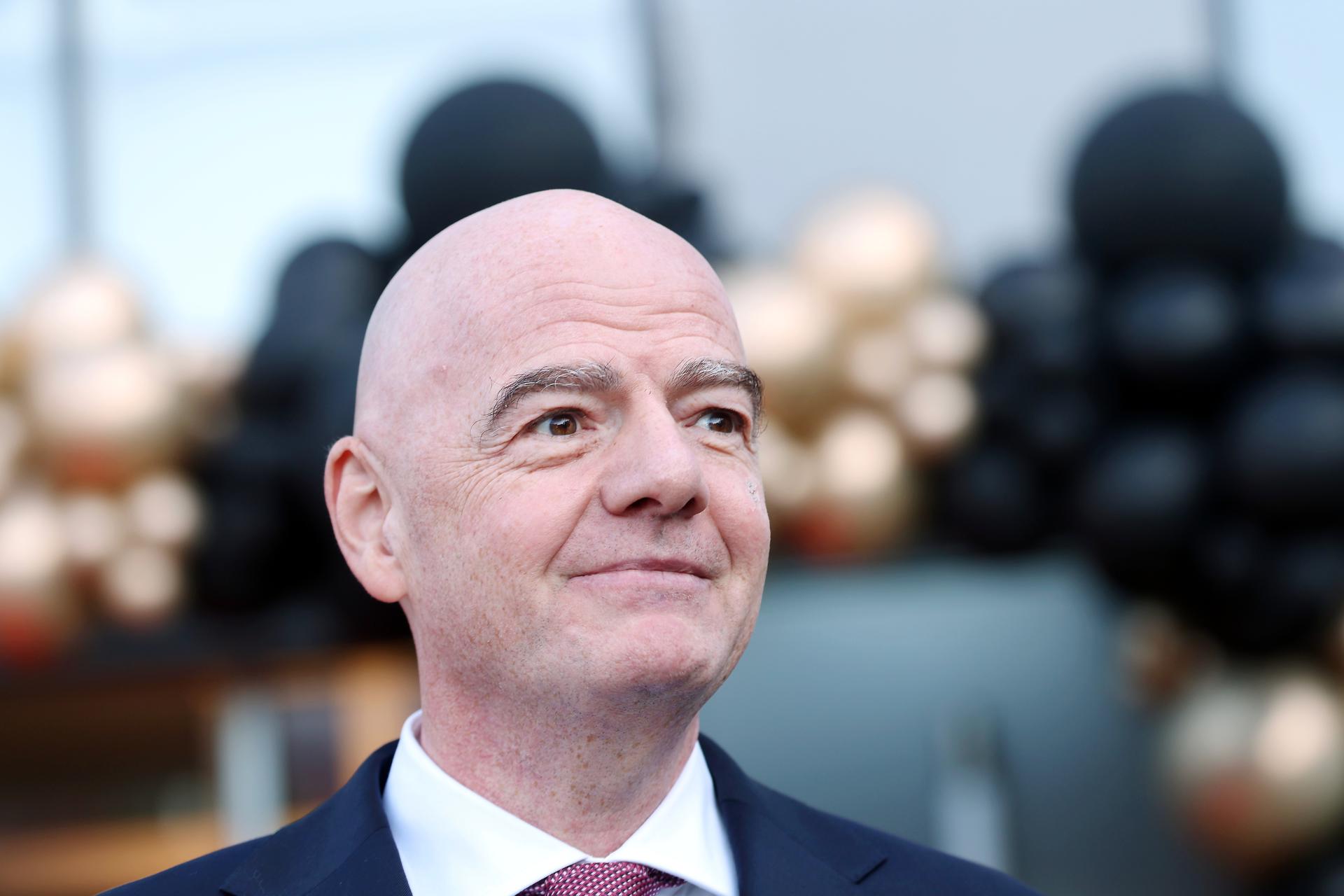 Fotografía del pasado 28 de septiembre, en la que puede verse al presidente de la FIFA Gianni Infantino, durante un viaje a Letonia. EFE/ TOMS KALNINS