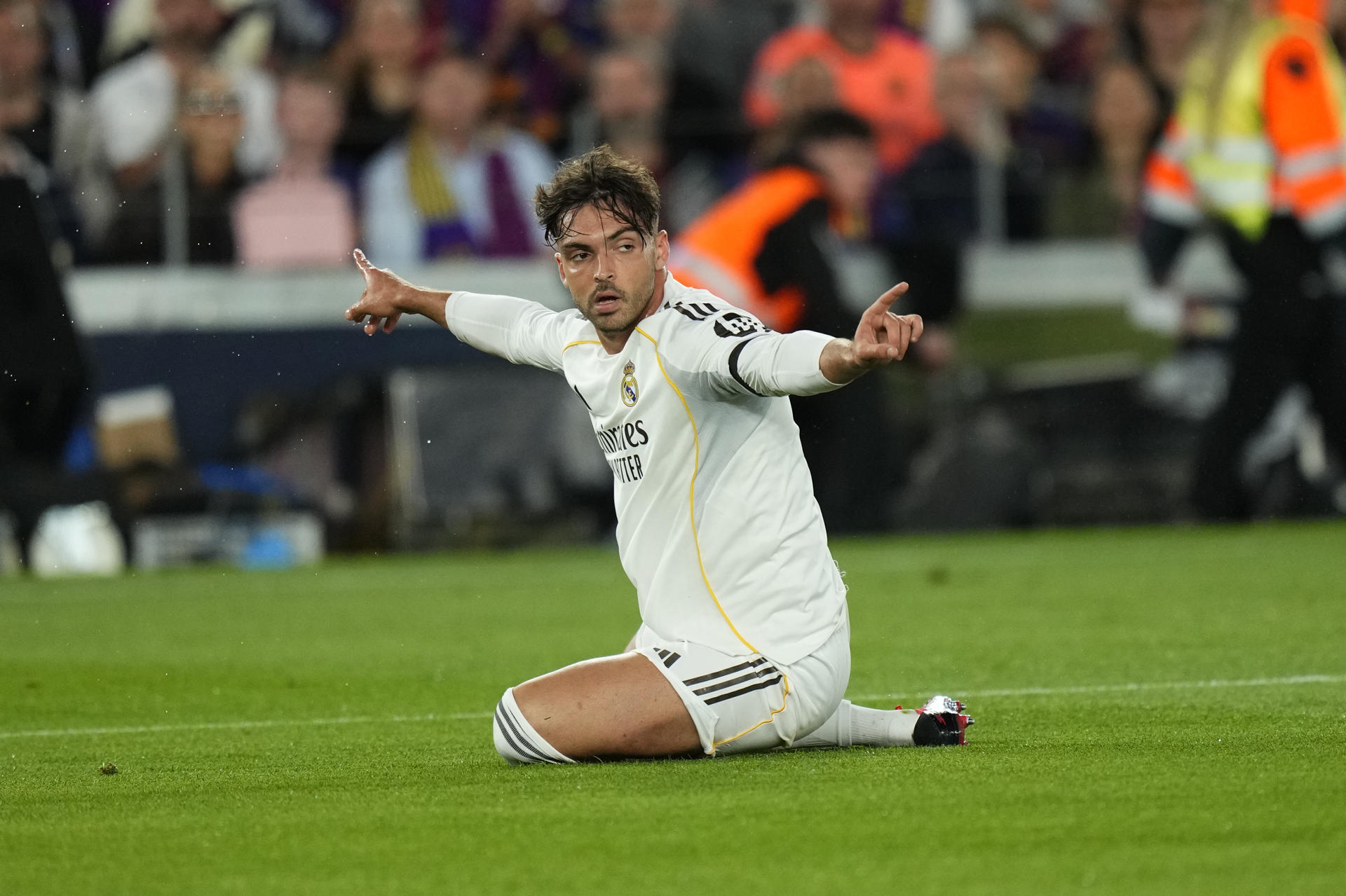 Fotografía del pasado 10 de mayo, en la que puede verse al defensa del Real Madrid Raúl Asencio, durante un partido de LaLiga contra el Barcelona. EFE/Siu Wu