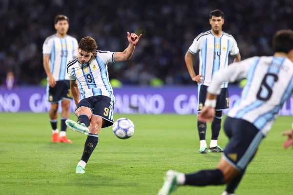 Julián Álvarez (i) dispara a puerta durante el partido que enfrentó este miércoles a ambas selecciones en el estadio Mario Alberto Kempes en Córdoba (Argentina). EFE/ Ivana Maritano