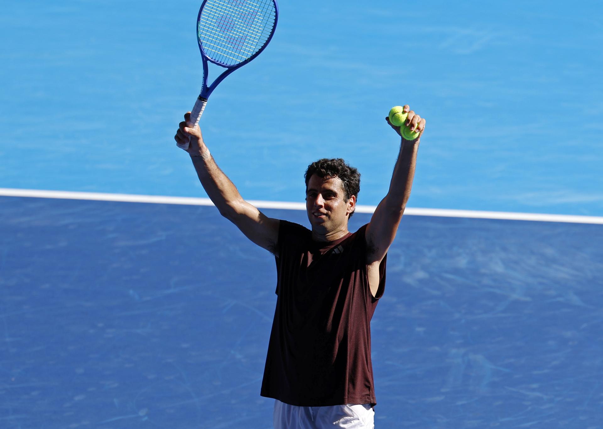 Jaume Munar saluda al público tras derrotar al estadonidense Taylor Fritz durante el partido de dieciseisavos de final del torneo de tenis Japón. EFE/EPA/FRANCK ROBICHON