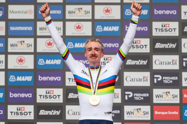 El estadounidense Brandon McNulty celebra en el poido su triunfo en la prueba de ruta de los Mundiales de ciclismo de Montreal (Canadá) EFE/EPA/EDOUARD DESROCHES