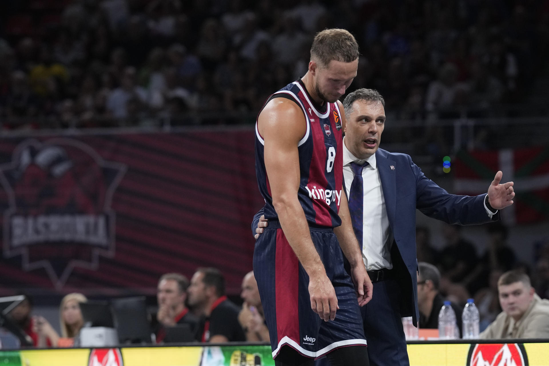 Fotografía del pasado 24 de septiembre, en la que puede verse al alero lituano de Baskonia Tadas Sedekerskis (i), junto a su entrenador Paolo Galbiati (d), durante un encuentro de la EuroLiga. EFE/ Adrián Ruiz Hierro