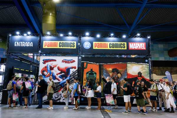 Varios asistentes hacen fila ante uno de las tiendas de cómics presentes en la feria durante la primera jornada de la segunda edición de la San Diego Comic-Con Málaga, que se inauguró hoy en la ciudad española. EFE/Jorge Zapata