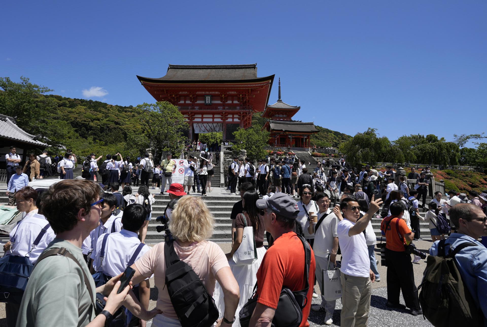Imagen de archivo de turistas frente al templo Kiyomizu-dera en Kioto (oeste de Japón), el 29 de mayo de 2024. 
EFE/EPA/FRANCK ROBICHON