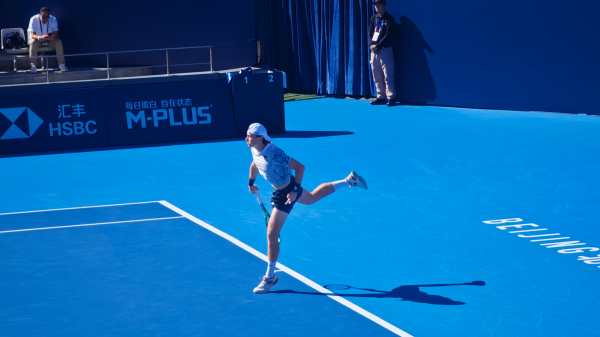 El tenista peruano Ignacio Buse compite contra el francés Quentin Halys en los dieciseisavos de final del Abierto de tenis de China celebrado en Pekín, China, este jueves. EFE/Guillermo Benavides