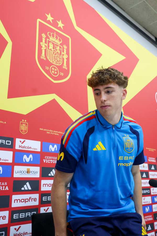 El jugador de la selección española de fútbol Víctor Muñoz ofrece una rueda de prensa en la Ciudad del Fútbol de Las Rozas, en Madrid, este jueves. Tras su espectacular inicio en el torneo, con victorias ante Inglaterra en Londres (2-3) y Croacia en Sevilla (4-1), la selección española se prepara para su tercer compromiso en la Liga de Naciones, el sábado en Oviedo ante la República Checa.
