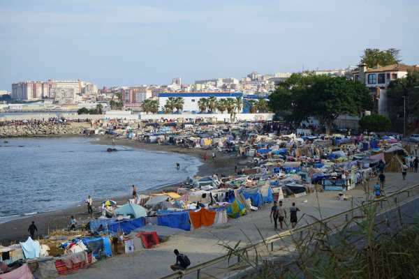 Miles de migrantes, muchas mujeres, malviven en tiendas de campaña en Ceuta, sufriendo la lluvia y el barro y sin querer regresar a Marruecos tras la entrada masiva de finales de julio. EFE/ María Alonso