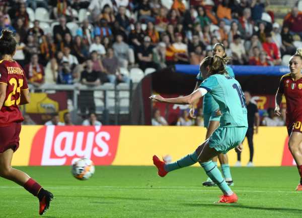 La jugadora del Barcelona Caroline Graham Hansen anota el 1-0 durante el partido de Liga de Campeones disputado este miércoles contra el Roma. EFE/ ALESSANDRO DI MEO