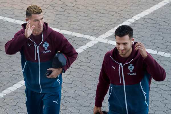 Los internacionales portugueses Cristiano Ronaldo (i) y Diogo Dalot (d), al llegar a un entrenamiento con su selección este miércoles en Copenhague. EFE/ LISELOTTE SABROE *Prohibido su uso en Dinamarca* 