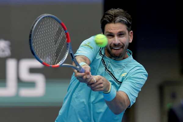 El británico Cameron Norrie, en acción durante su partido contra el alemán Alexander Zverev, en el Abierto de Pekín.EFE/EPA/ANDRES MARTINEZ CASARES