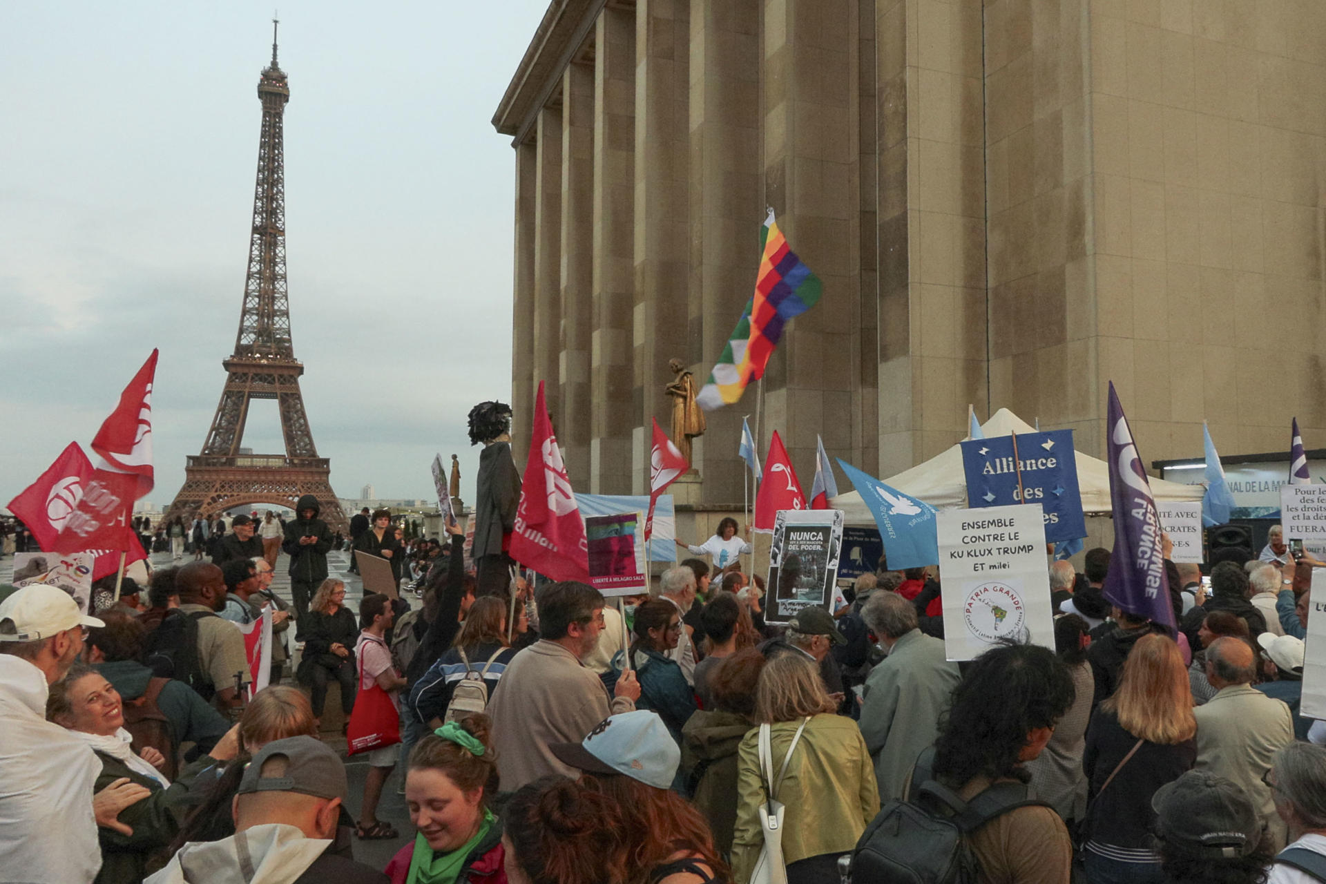 Un centenar de personas se concentraron este miércoles en la esplanada de Trocadero, con la Torre Eiffel de fondo, convocados por la Asamblea de Ciudadanos Argentinos en Francia (ACAF), que organizó una protesta por la llegada del presidente de Argentina, Javier Milei, a París. EFE/Edgar Sapiña