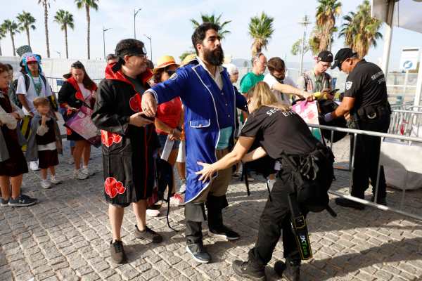 Un participante disfrazado supera los controles de seguridad en la primera jornada de la segunda edición de la San Diego Comic-Con Málaga, que se inauguró este jueves en la ciudad española. EFE/Jorge Zapata