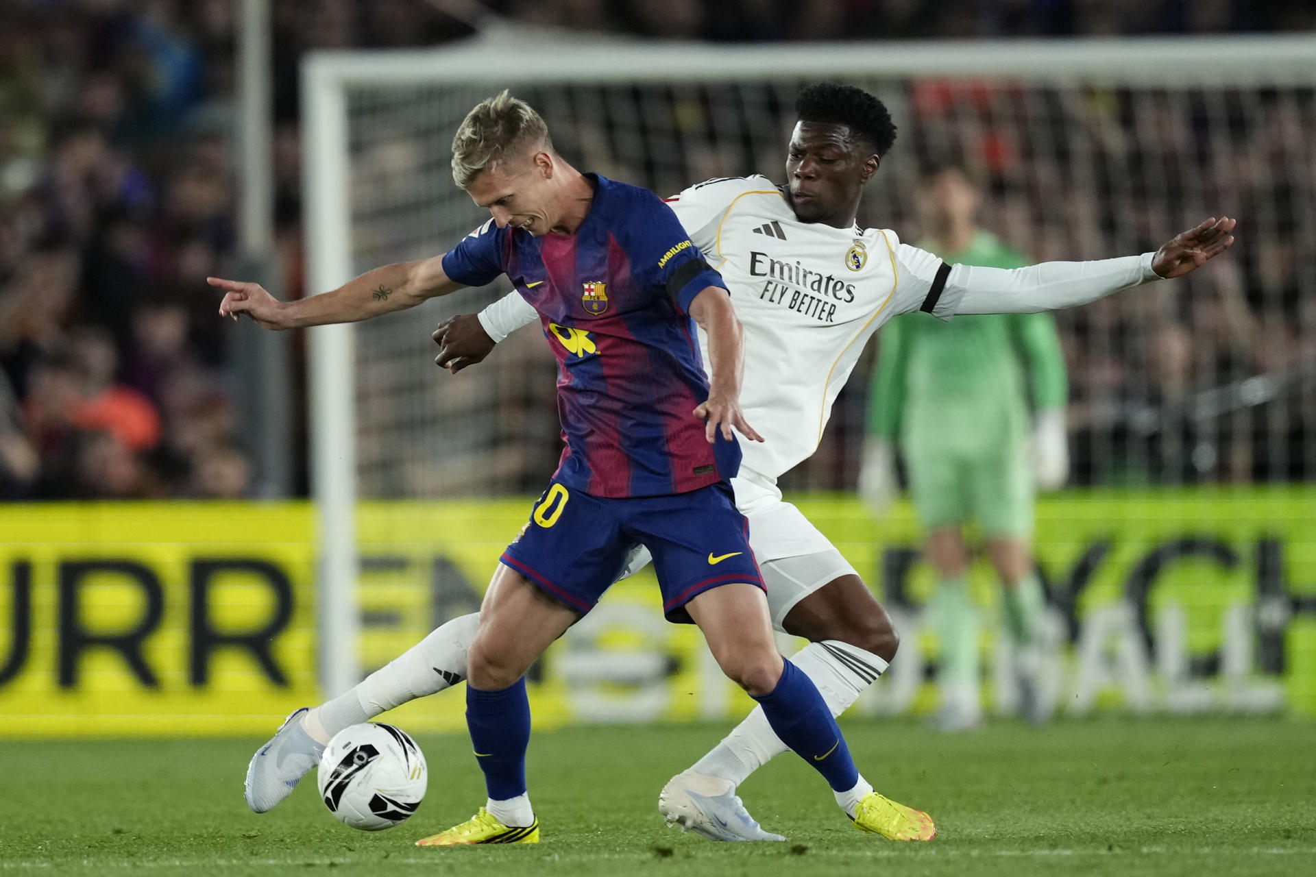 Fotografía del pasado 10 de mayo, en la que puede verse al centrocampista del FC Barcelona Dani Olmo (i) y al jugador del Real Madrid Aurélien Tchouameni, durante el último clásico de LaLiga EA Sports, correspondiente a la temporada 2025-2026. EFE/Enric Fontcuberta