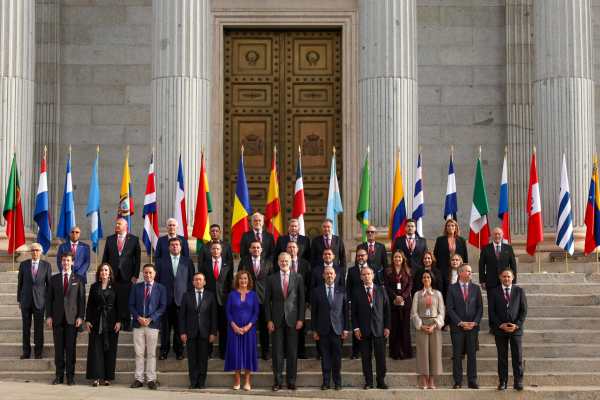 El rey Felipe VI (c), otras autoridades y participantes del XII Foro Parlamentario Iberoamericano, fotografiados este jueves a la puerta del Congreso español. EFE/ Kiko Huesca ***POOL***