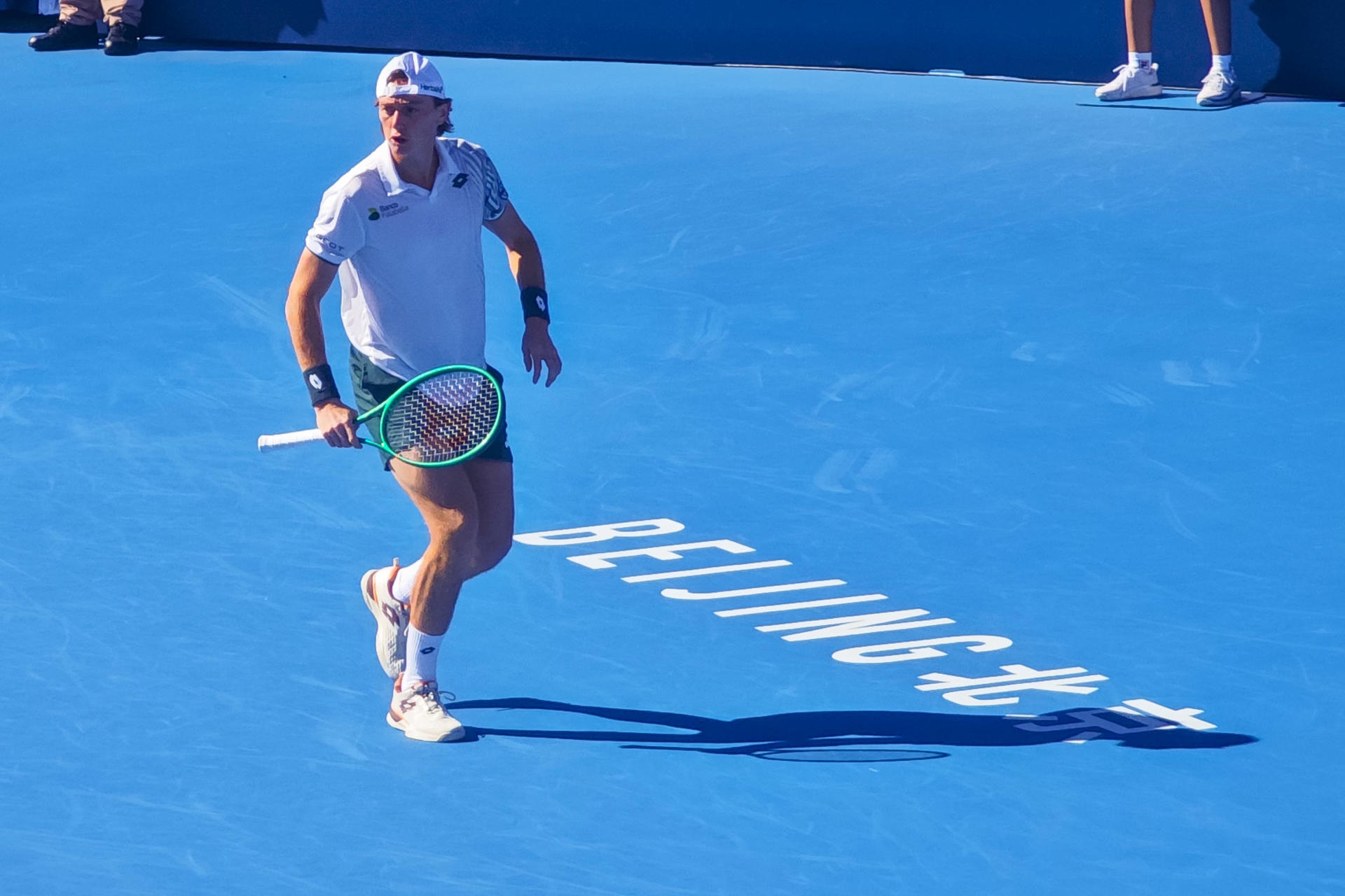 PEKÍN, 01/10/2026.- El tenista peruano Ignacio Buse compite contra el francés Quentin Halys en los dieciseisavos de final del Abierto de tenis de China celebrado en Pekín, China, este jueves. 
EFE/Guillermo Benavides