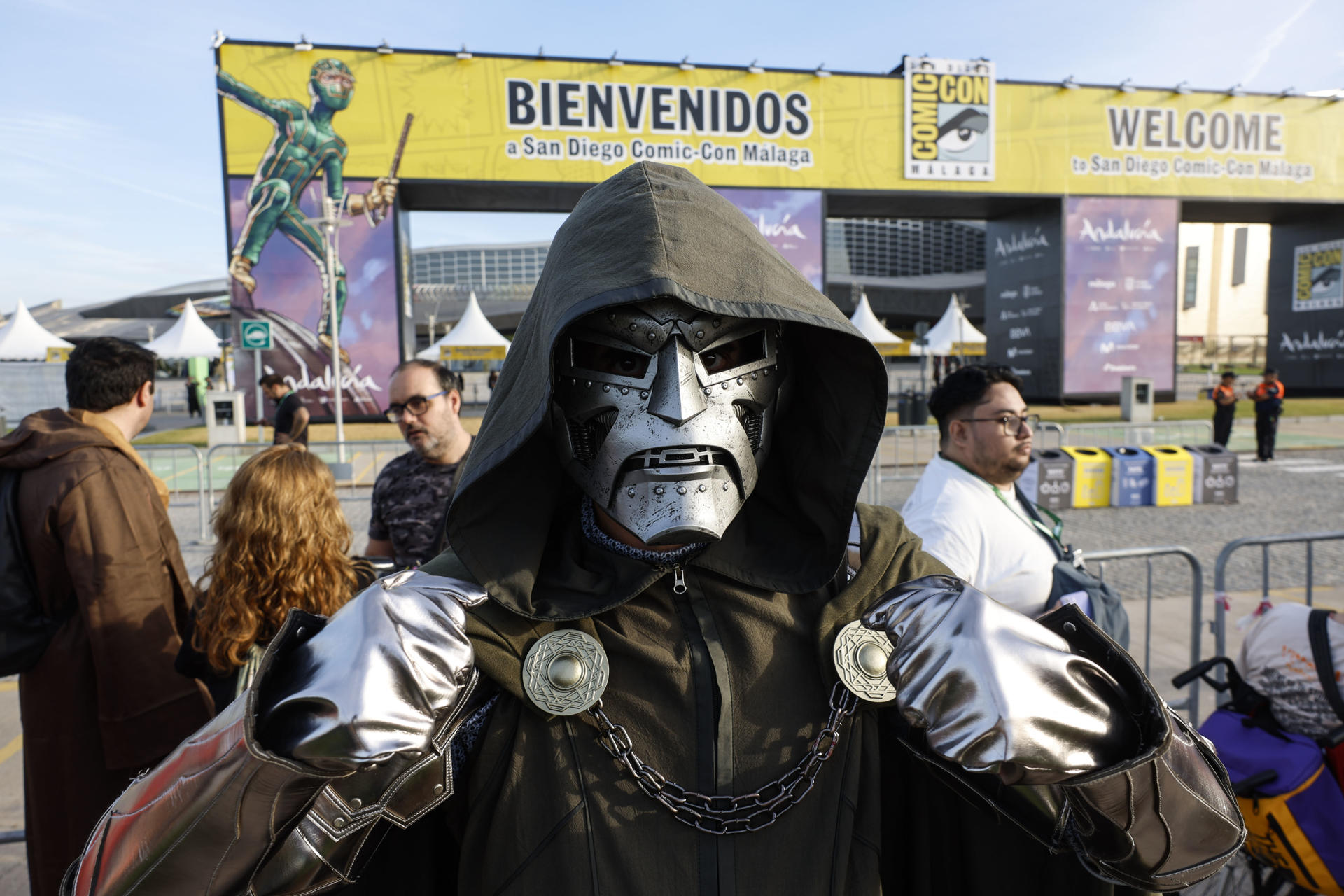 Un participante disfrazado de Doctor Muerte recibe a los asistentes en la primera jornada de la segunda edición de la San Diego Comic-Con Málaga, que se inauguró este jueves en la ciudad española. EFE/Jorge Zapata