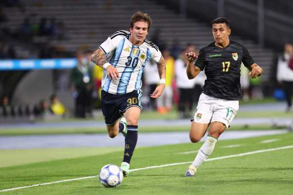 El argentino Franco Mastantuono (i) disputa el balón con Roberto Fernández, de Bolivia, durante el partido que enfrentó este miércoles a ambas selecciones en el estadio Mario Alberto Kempes en Córdoba (Argentina). EFE/ Ivana Maritano