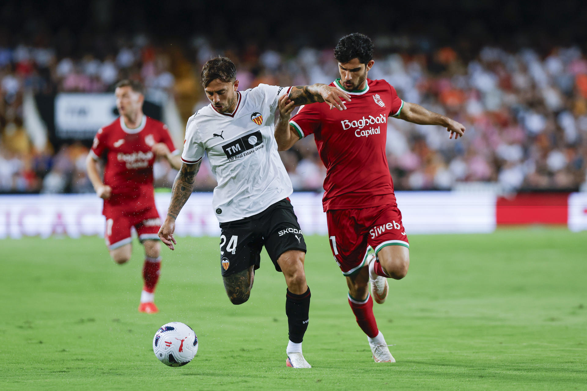 Fotografía del pasado 20 de septiembre, en la que puede verse al defensa del ValenciaPablo Maffeo (i), durante un partido de LaLiga EA Sports. EFE/ Biel Aliño