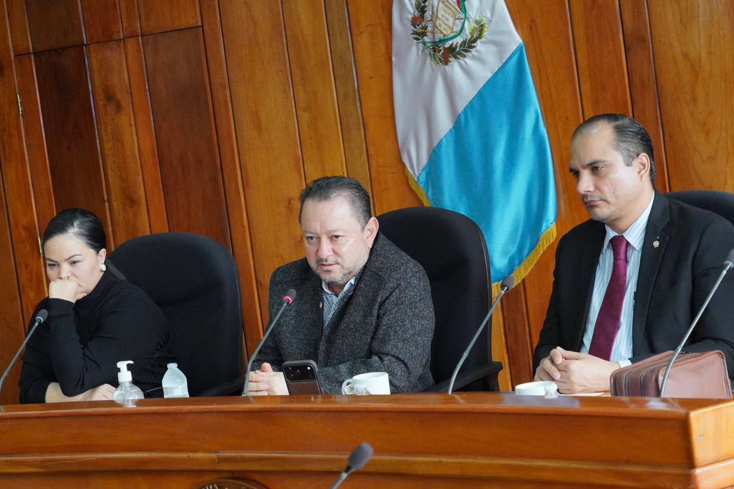 Integrantes del Consejo Superior Universitario de la Universidad de San Carlos de Guatemala sesionan en el campus central para abordar temas institucionales.