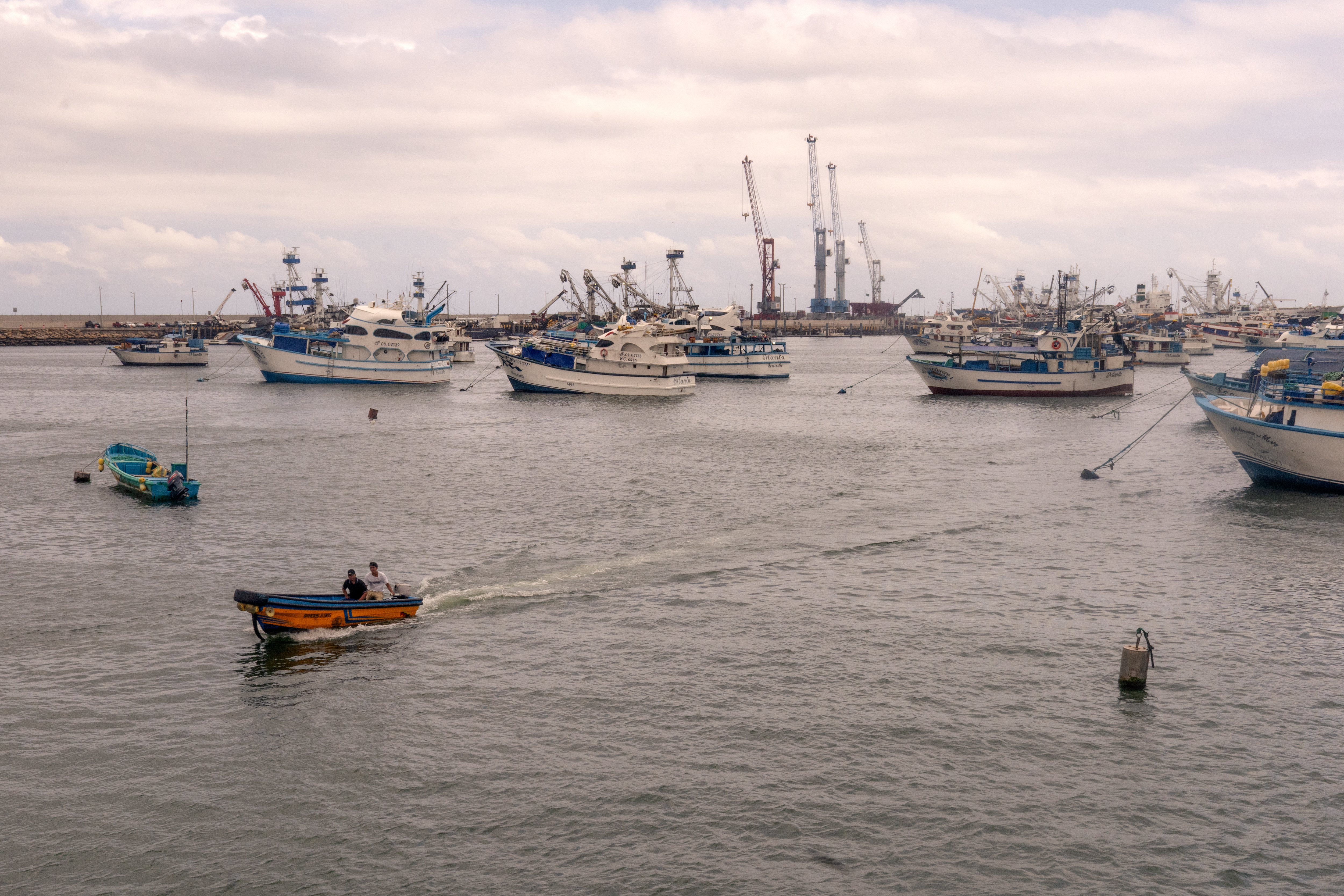 Barcos pesqueros permanecen anclados en Manta, Ecuador. No se conoce su vinculación con actividades ilícitas. (Foto Prensa Libre: Johanna Alarcón/Para The Washington Post)